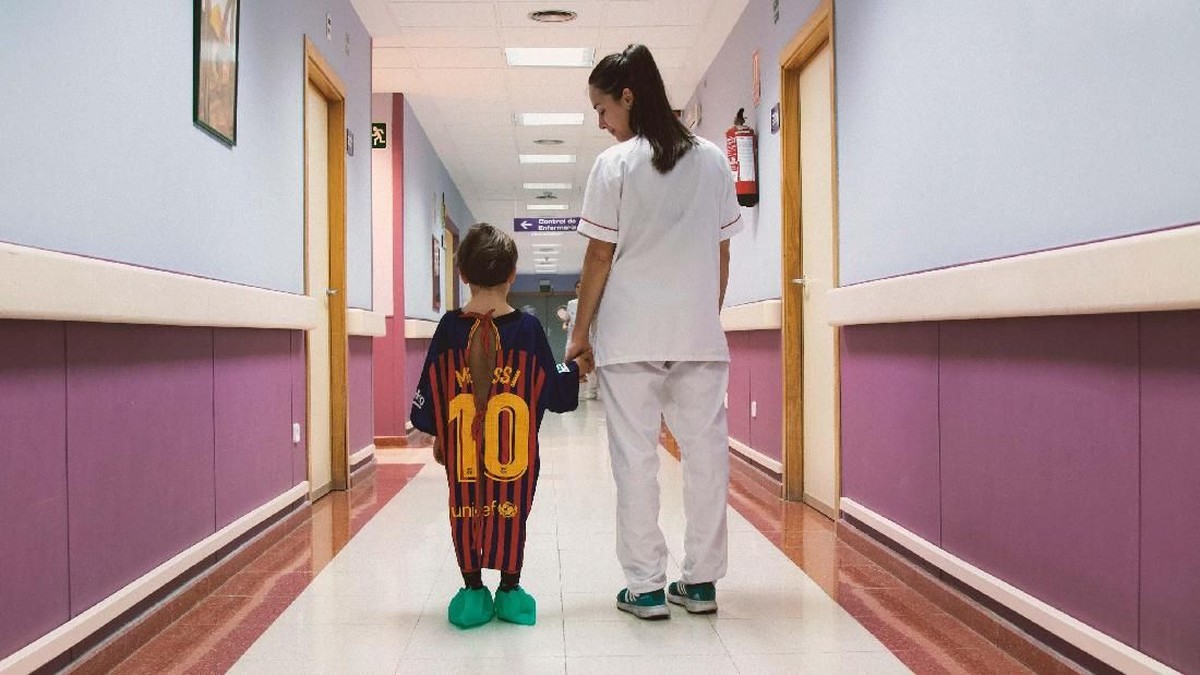 Jersey Barcelona yang dipakai Lionel Messi diubah menjadi baju rumah sakit untuk pasien anak-anak di Spanyol. (Foto: www.lasbatasmasfuertes.com)