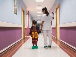 Saat Jersey Messi dkk Disulap Jadi Baju Rumah Sakit