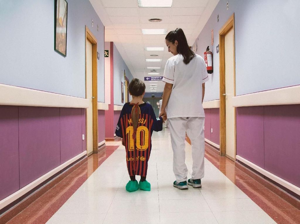 Saat Jersey Messi dkk Disulap Jadi Baju Rumah Sakit Saat Jersey Messi dkk Disulap Jadi Baju Rumah Sakit