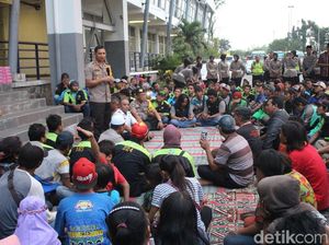 Polisi Gandeng Komunitas di Terminal Purabaya Demi Lancarnya Mudik Lebaran
