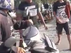 Viral, Penjaga Perlintasan Kereta Api di Mojokerto Gebuki Biker Viral, Penjaga Perlintasan Kereta Api di Mojokerto Gebuki Biker