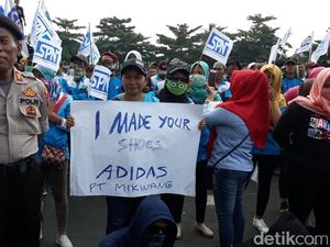Tak Digaji 6 Bulan, Buruh Aksesoris Adidas Gelar Demo
