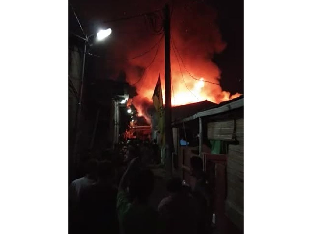 3 Rumah Tinggal Terbakar di Ciledug, 7 Unit Damkar Dikerahkan 3 Rumah Tinggal Terbakar di Ciledug, 7 Unit Damkar Dikerahkan