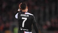 Faktanya, Juventus malah baru memakai jersey garis putih-hitam seperti yang dikenal kini baru mulai di 1903. Dari tahun ke tahun Jersey itu bertahan, meski kerap mengalami perubahan minor dalam ukuran dan jumlah garis. (REUTERS/Alberto Lingria)