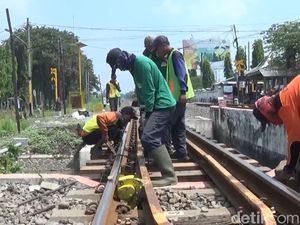 Jelang Mudik Lebaran, PT KAI Kebut Perbaikan Bantalan Rel di Lamongan