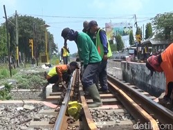 Jelang Mudik Lebaran, PT KAI Kebut Perbaikan Bantalan Rel di Lamongan