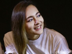 Pacar Dewi Rezer Ternyata Bule Kanada