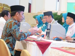 Jokowi Bayar Zakat ke Baznas Rp 55 Juta di Istana
