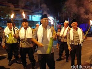 Saat Polisi Lamongan Pukul Kentongan dan Bawa Obor Bangunkan Sahur
