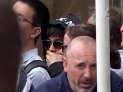 Ketahuan Mata-Matai Istri, Netizen Sebut Aksi Aktor Ini Imut