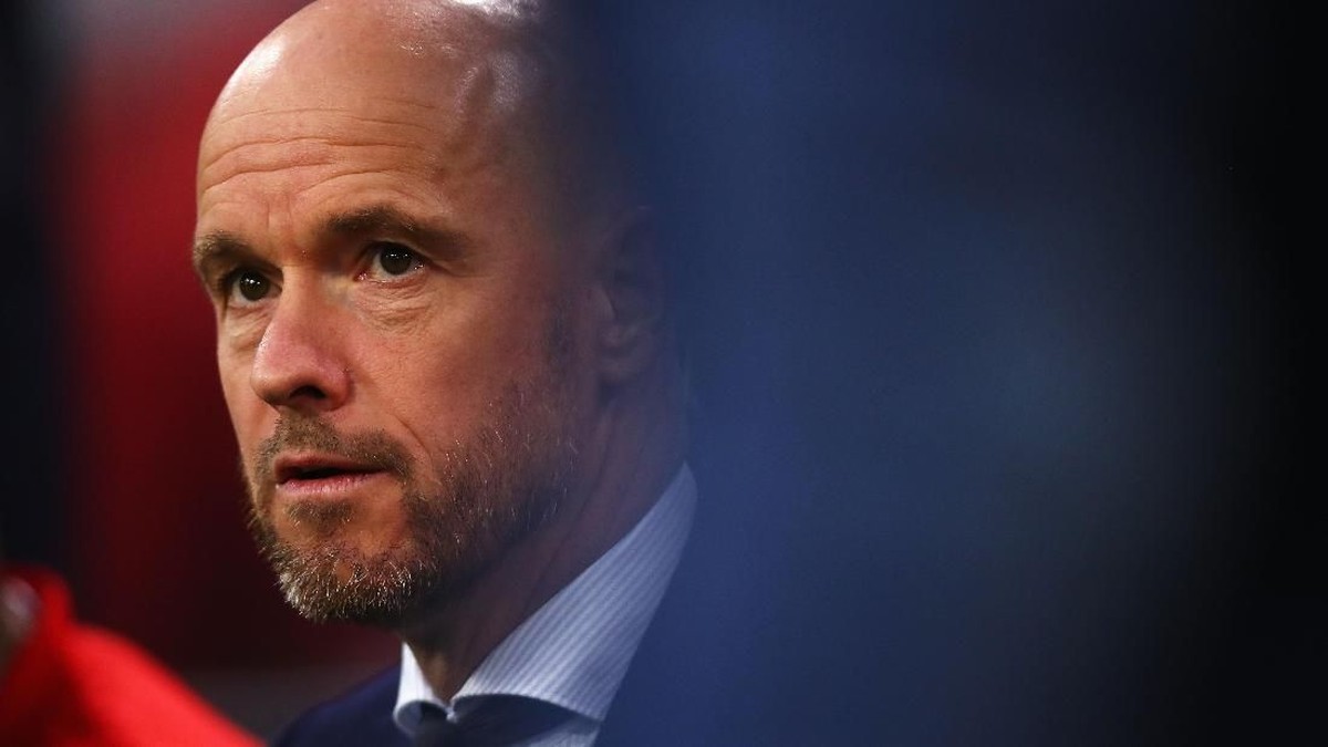 Erik ten Hag dikabarkan akan memboyong asisten manajernya, Mitchell van der Gaag. (Foto: Dean Mouhtaropoulos / Getty Images)