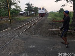 Videonya Viral, Ini Pengakuan Penjaga Perlintasan KA yang Gebuki Biker