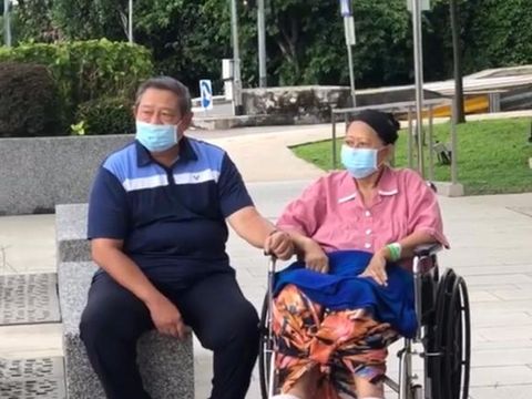 Bahagianya Ani Yudhoyono Keluar Kamar RS untuk Pertama Kalinya