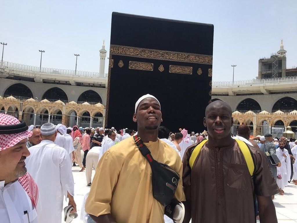 Paul Pogba Pakai Tas Gucci Rp 19 Juta saat Umrah, Netizen Nyinyir Paul Pogba Pakai Tas Gucci Rp 19 Juta saat Umrah, Netizen Nyinyir
