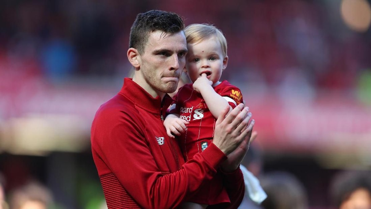 Andy Robertson menghabiskan waktu libur bersama keluarga. (Foto: Catherine Ivill/Getty Images)