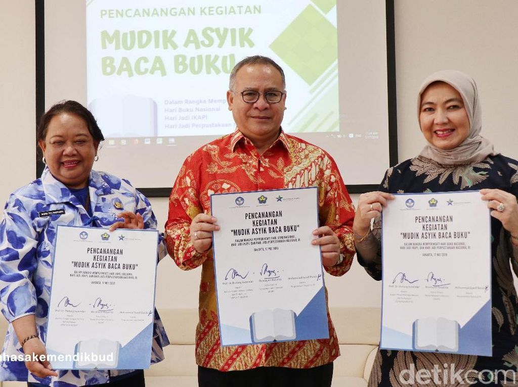 Ikapi Bagikan Ribuan Buku untuk Pemudik Ikapi Bagikan Ribuan Buku untuk Pemudik
