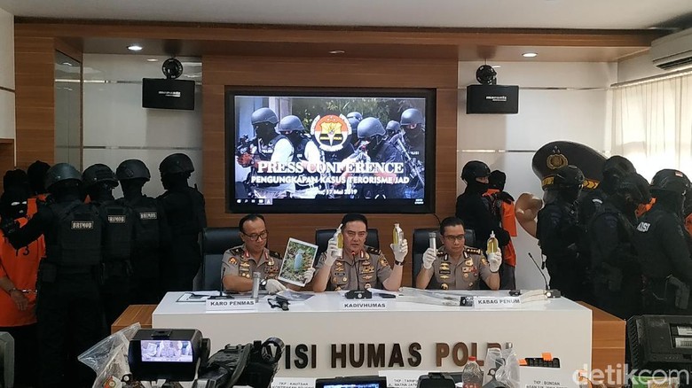 Densus 88 Tangkap 29 Terduga Teroris Berencana Ledakkan Bom 22 Mei