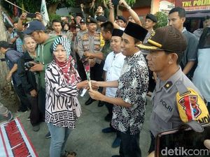 Massa Banyuwangi Bela Bangsa Unjuk Rasa, Jalan Depan KPU Macet Total Massa Banyuwangi Bela Bangsa Unjuk Rasa, Jalan Depan KPU Macet Total