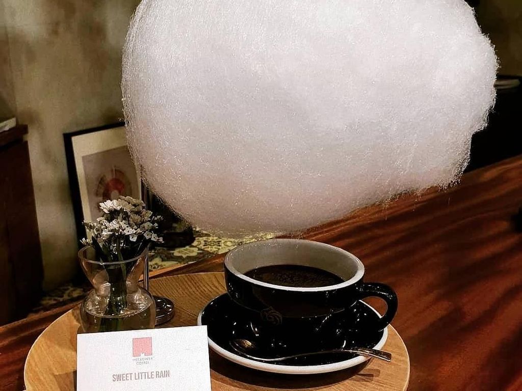 Sedang Tren, Kopi Disajikan dengan Awan Cotton Candy Jumbo Sedang Tren, Kopi Disajikan dengan Awan Cotton Candy Jumbo