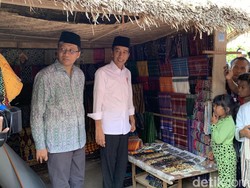 Jokowi Borong Kain Tenun Lombok dan Saksikan Tarung Peresean