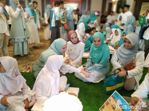 Dewi Sandra & Natasha Rizki Berbagi Kebahagiaan dengan Teman Tuli
