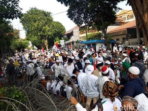 Massa Forum Umat Islam Tolak Presiden Hasil Kecurangan Massa Forum Umat Islam Tolak Presiden Hasil Kecurangan