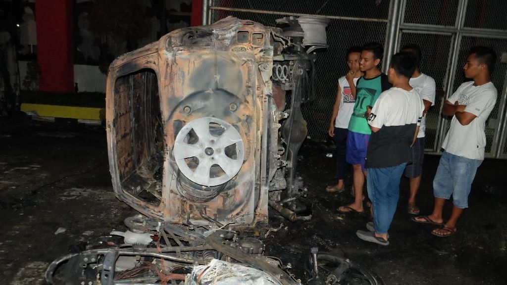Tiga Mobil Jadi Bangkai Usai Kerusuhan di Lapas Langkat Tiga Mobil Jadi Bangkai Usai Kerusuhan di Lapas Langkat