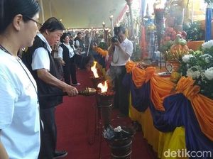 Prosesi Penyakralan Api Dharma di Candi Mendut