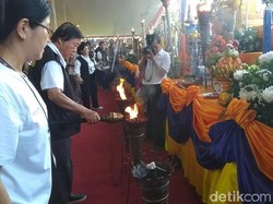 Prosesi Penyakralan Api Dharma di Candi Mendut
