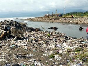 Penampakan Sampah Menumpuk di Pantai Loji Geopark Ciletuh