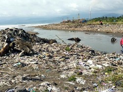 Penampakan Sampah Menumpuk di Pantai Loji Geopark Ciletuh