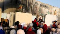 Potret Warga Palestina Salat Jumat Dikawal Ketat Tentara Israel