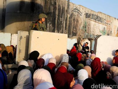 Potret Warga Palestina Salat Jumat Dikawal Ketat Tentara Israel