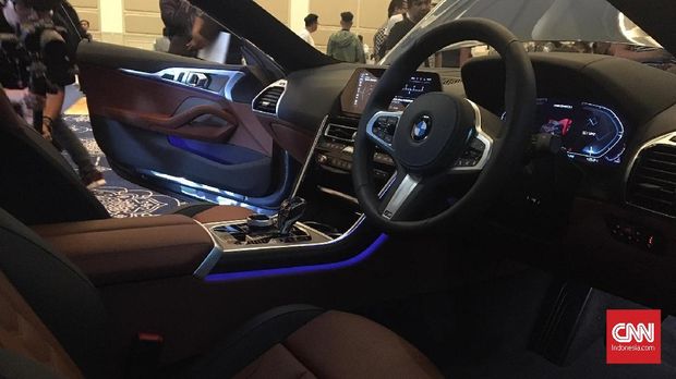 Interior BMW 8 Series dibalut kulit berkualitas.