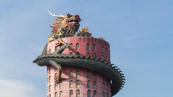 Foto: Vihara Merah Muda yang Dililit Naga di Thailand
