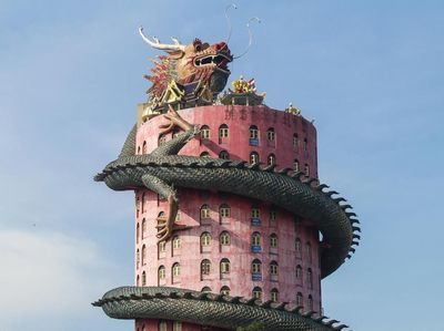 Foto: Vihara Merah Muda yang Dililit Naga di Thailand