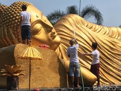 Sambut Waisak, Patung Budha Tidur di Maha Vihara Mojopahit Dimandikan