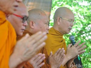 Api Dharma Waisak Diambil di Api Abadi Mrapen Grobogan Hari Ini Api Dharma Waisak Diambil di Api Abadi Mrapen Grobogan Hari Ini