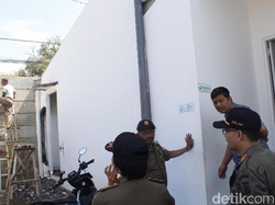 Satpol PP Cimahi Bongkar Musala Supermarket yang Salahi Aturan