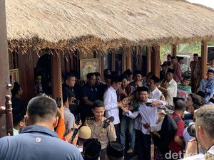 Jokowi Salat Jumat di Dusun Sasak Sade Lombok, Warga Antre Salaman