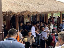 Jokowi Salat Jumat di Dusun Sasak Sade Lombok, Warga Antre Salaman