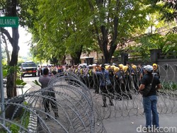 Aksi Bela Kedaulatan Rakyat, Kawat Berduri Dipasang di Bawaslu Jatim