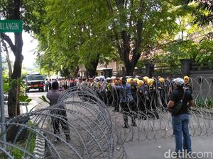 Aksi Bela Kedaulatan Rakyat, Kawat Berduri Dipasang di Bawaslu Jatim Aksi Bela Kedaulatan Rakyat, Kawat Berduri Dipasang di Bawaslu Jatim