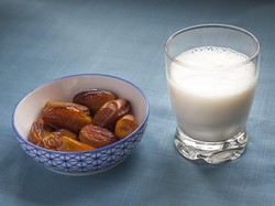 Sahur dengan Kurma Plus Susu Bisa Dapat Manfaat Sehat Ini