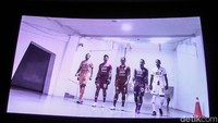 Jersey Persija didominasi warna merah dengan campuran warna putih pada bagian kerah.