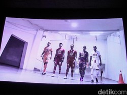 Jersey Persija didominasi warna merah dengan campuran warna putih pada bagian kerah.
