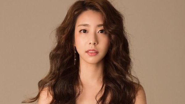 Gaya Reporter Cantik Pacar So Ji Sub yang 17 Tahun Lebih Muda