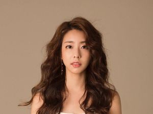 Gaya Reporter Cantik Pacar So Ji Sub yang 17 Tahun Lebih Muda