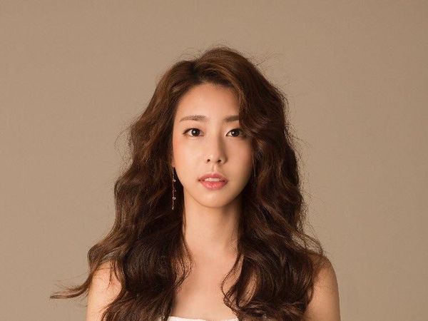 Gaya Reporter Cantik Pacar So Ji Sub yang 17 Tahun Lebih Muda