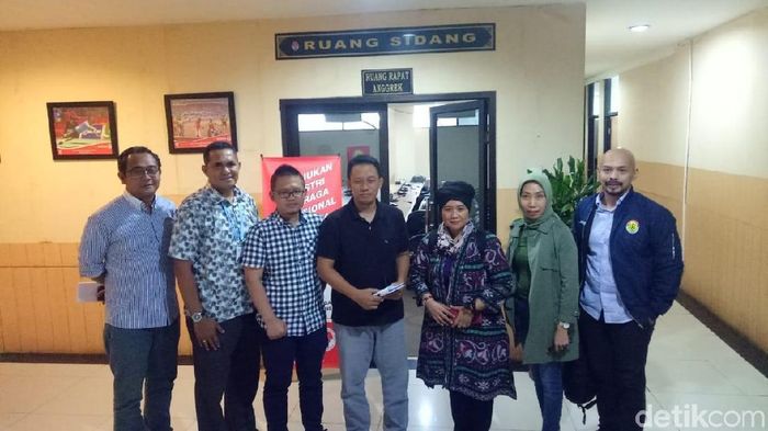 BOPI usai bertemu muka dengan PSSi dan PT LIB usai rikuh PSS Sleman dan Arema FC. (Amalia Dwi Septi/detikSport) BOPI usai bertemu muka dengan PSSi dan PT LIB usai rikuh PSS Sleman dan Arema FC. (Amalia Dwi Septi/detikSport)